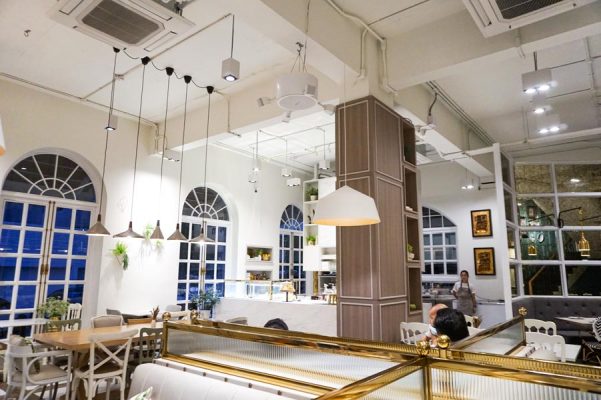 The WHITE Oven มหาชัย ร้านตกแต่งโทนสีขาว